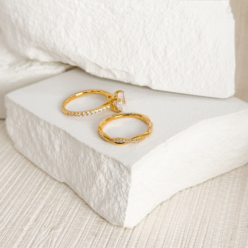 White Gold Petite Twist Ring (1/8ctw)