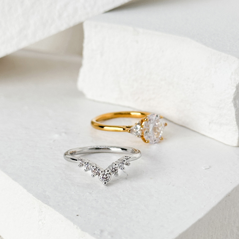 White Gold Petite 'V' Contoured Ring (1/4ctw)