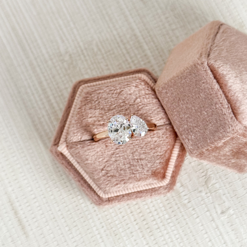 Yellow Gold Toi et Moi (2ctw) & Oval Lab Grown Diamond Center