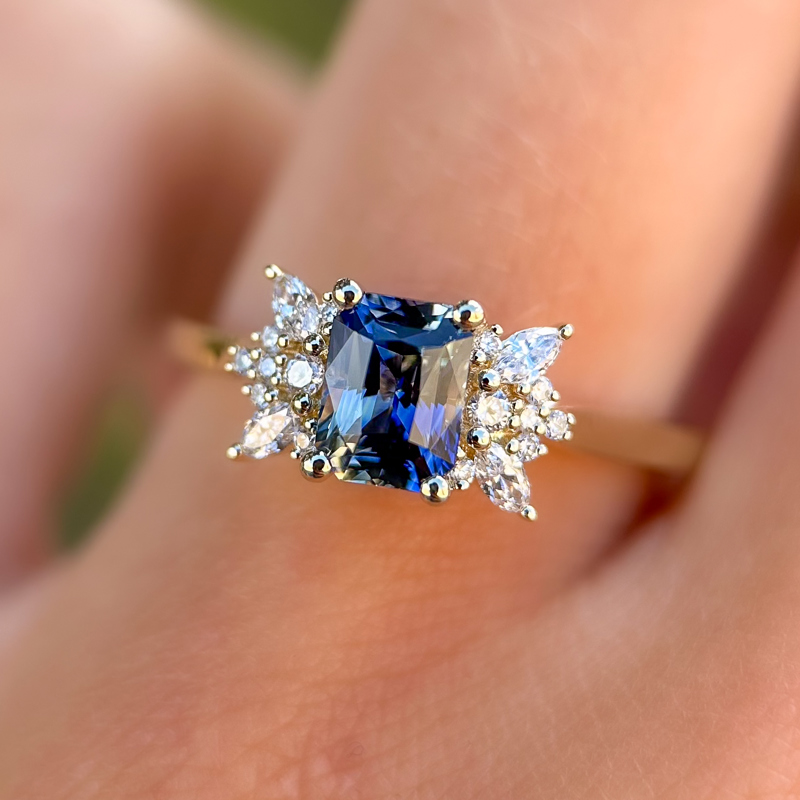 Solenya Ring I 1.15ct Bi-Color Rectangular Sapphire