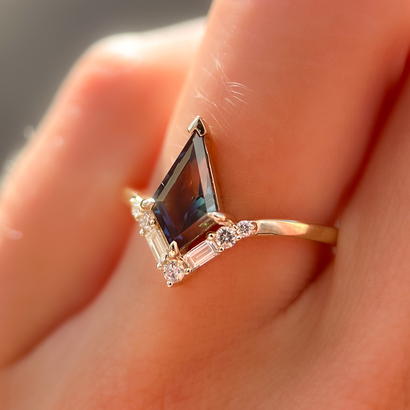 Amara Ring I 1.37ct Kite Shape Green Sapphire