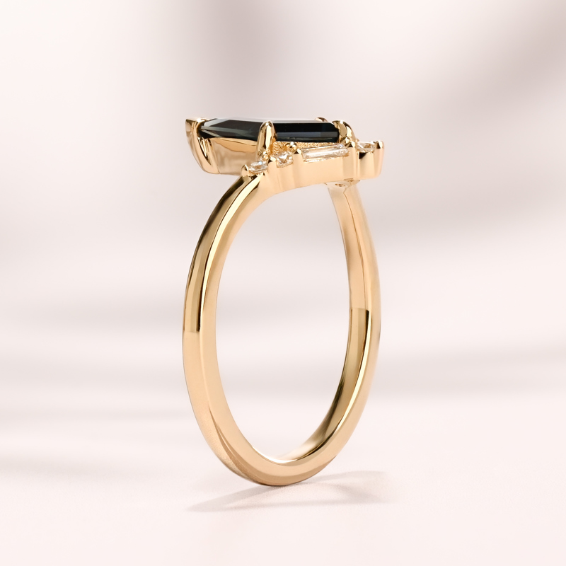 Amara Ring I 1.37ct Kite Shape Green Sapphire