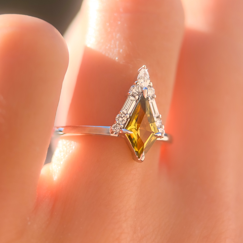 Seren Ring I 0.92ct  Kite Shape Yellow & Green Sapphire