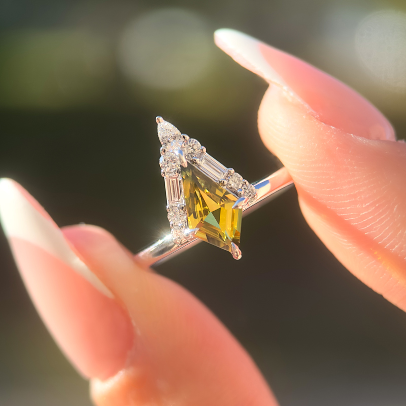 Seren Ring I 0.92ct  Kite Shape Yellow & Green Sapphire