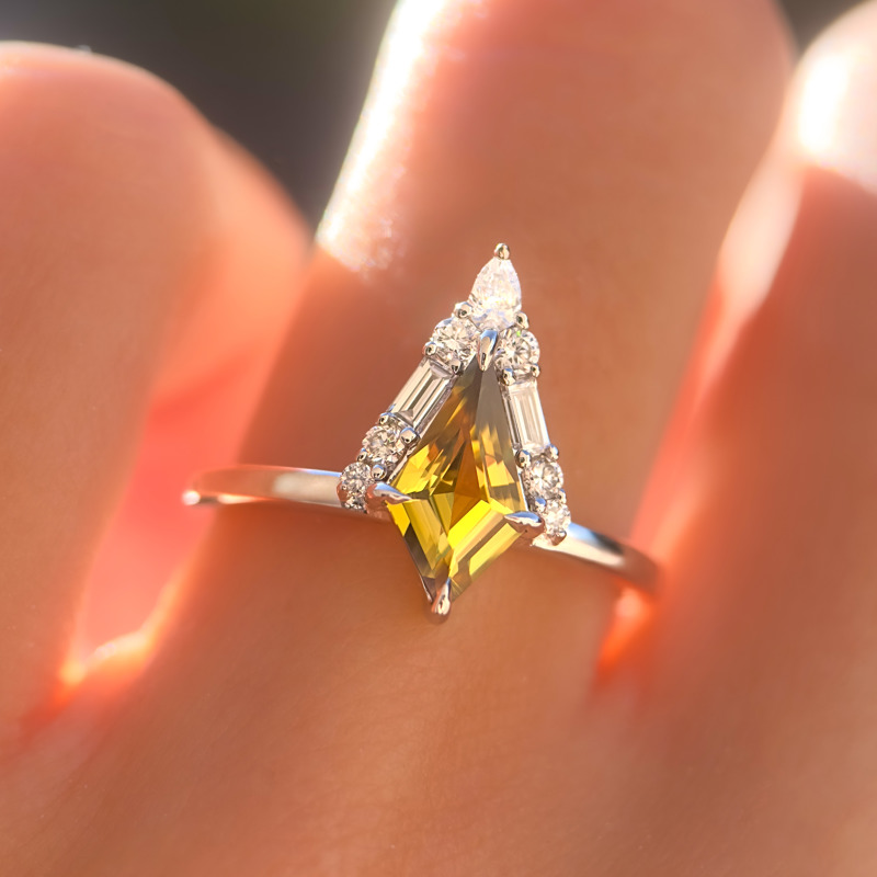 Seren Ring I 0.92ct  Kite Shape Yellow & Green Sapphire