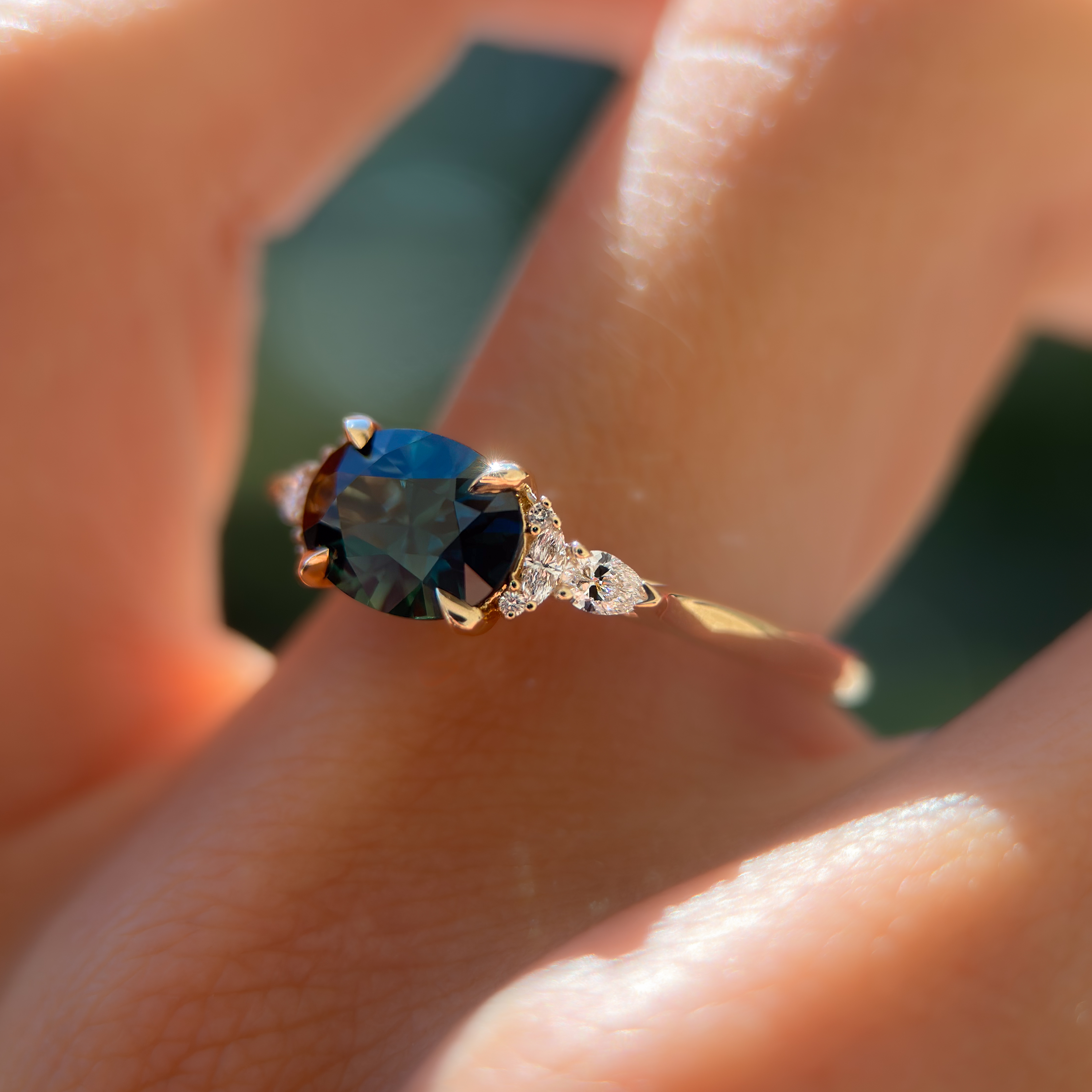 Savannah Ring I 1.41 Green Oval Australian Sapphire